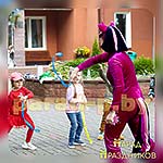 Аниматор Май Литл Пони Искорка танцует с детьми